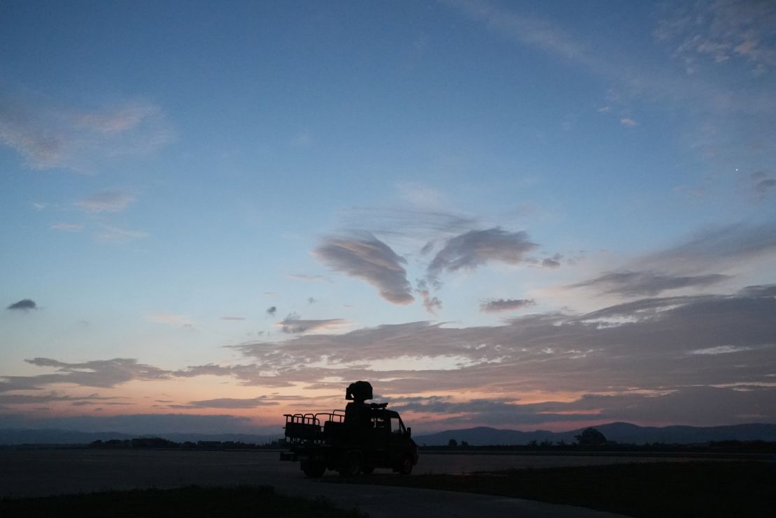 場務兵清晨進行跑道清查